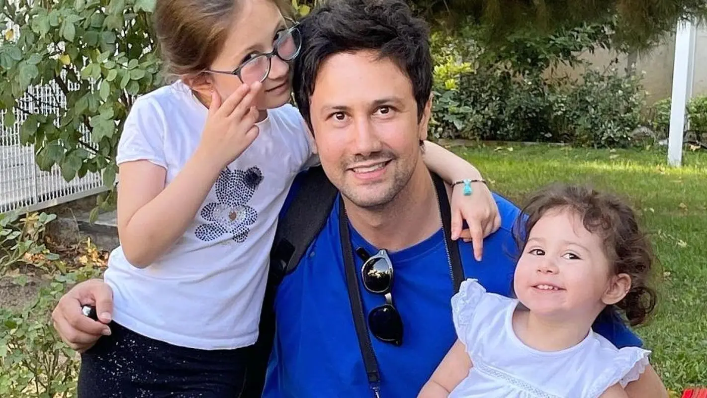 شیطنت‌های شیرین پناه و نبات در ماشین لاکچری پدرشان!