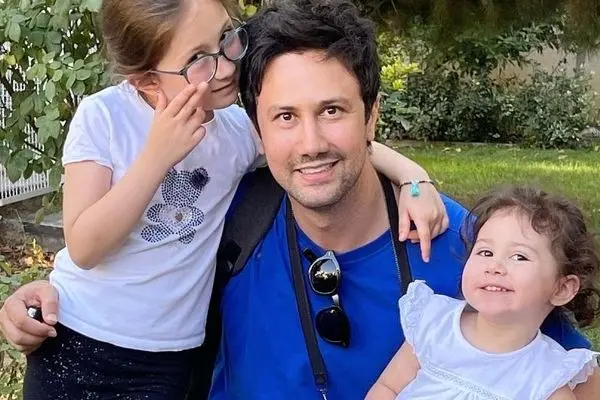 شیطنت‌های شیرین پناه و نبات در ماشین لاکچری پدرشان!