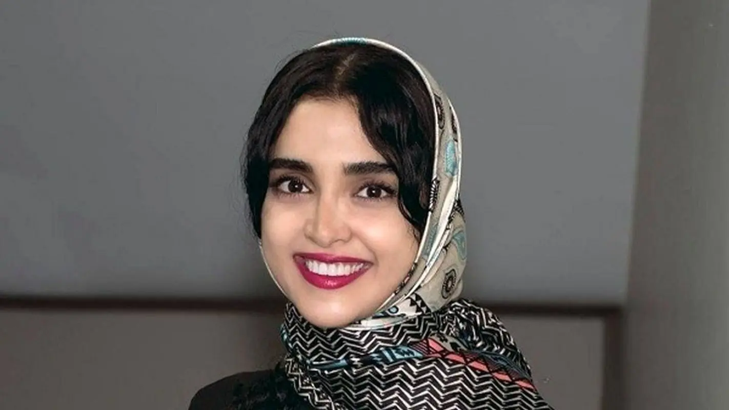 جذاب‌ترین عکس الهه حصاری در میان گل‌های مینیاتوری