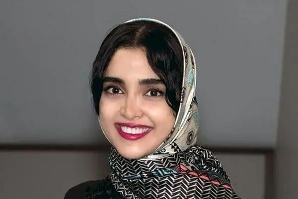 جذاب‌ترین عکس الهه حصاری در میان گل‌های مینیاتوری