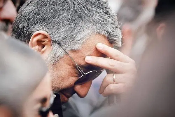 مراسم ختم مادر پژمان جمشیدی با حضور چهره‌های مشهور و گل‌های لاکچری + فیلم