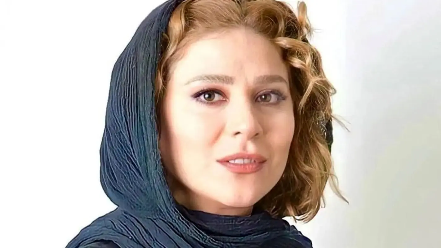 استایل جدید چادری سحر دولتشاهی با آستین‌های گلدوزی شده رنگارنگ 