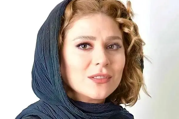 استایل جدید چادری سحر دولتشاهی با آستین‌های گلدوزی شده رنگارنگ 