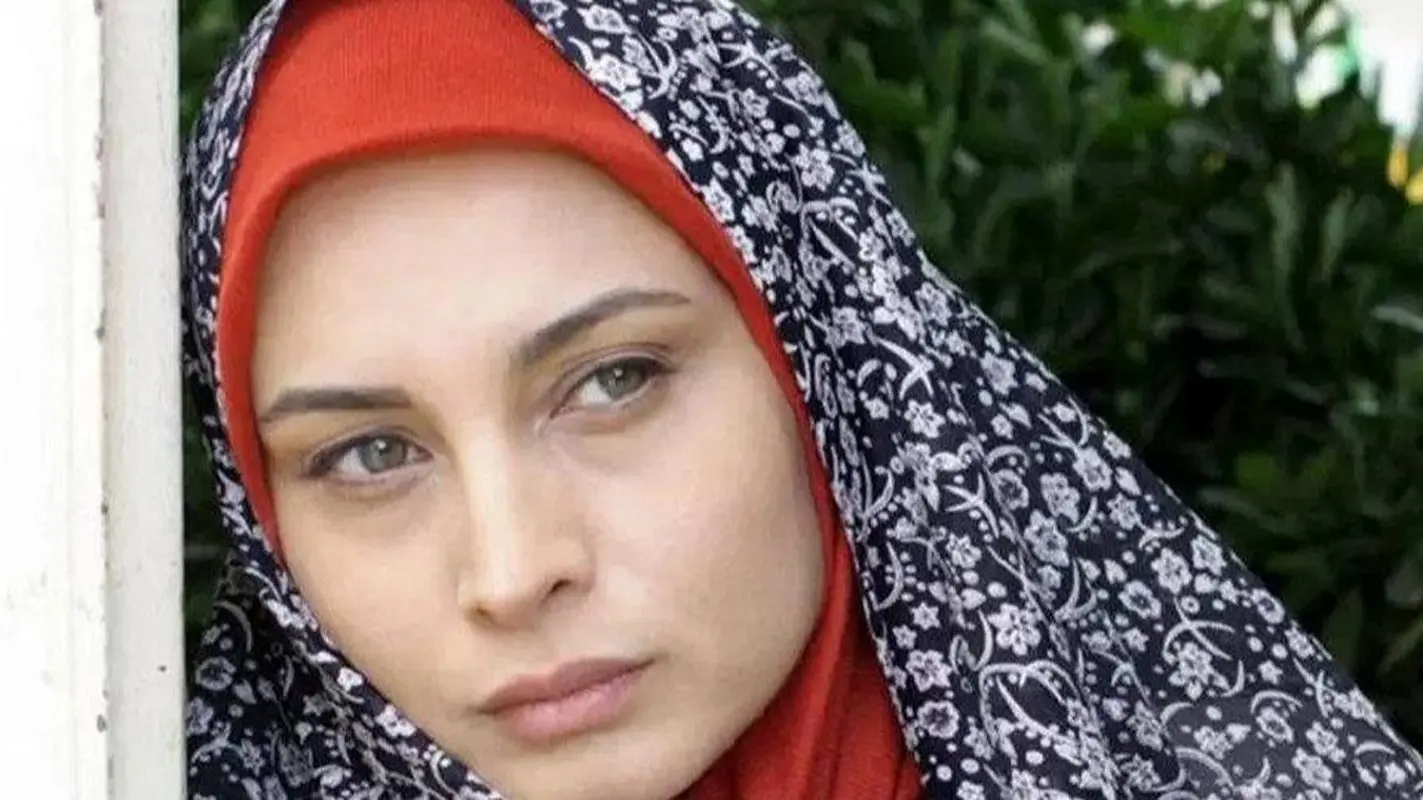 عکس کریسمسی جذاب مریم کاویانی، عمه خانم سریال فاصله‌ها، در دبی با ظاهری خاص