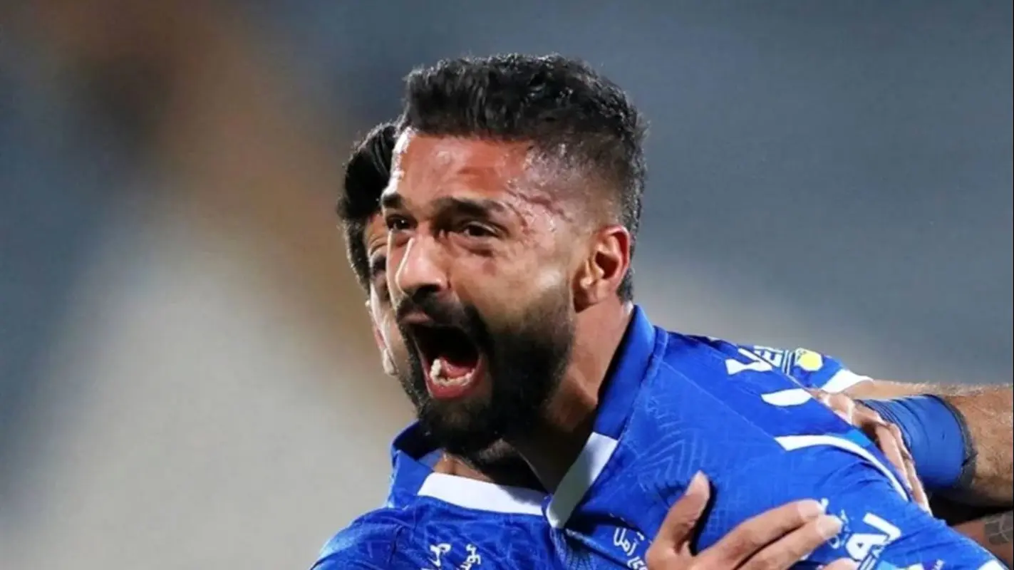 جنجال بزرگ؛ بازیکن استقلال با لیوانی در دست شرایط عادی نداشت؟! (عکس)