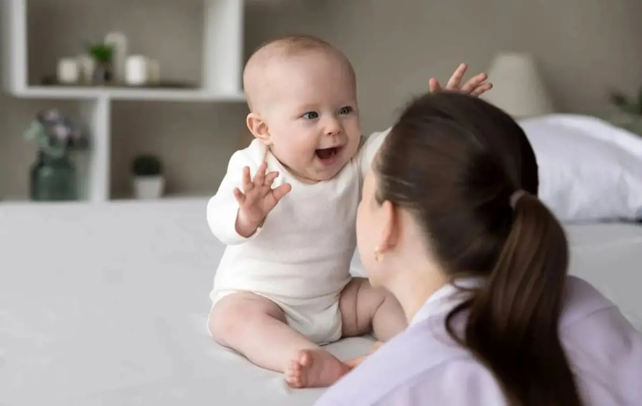 چه زمانی نوزاد اسم خود را می‌شناسد؟ راهنمای کامل والدین نگران
