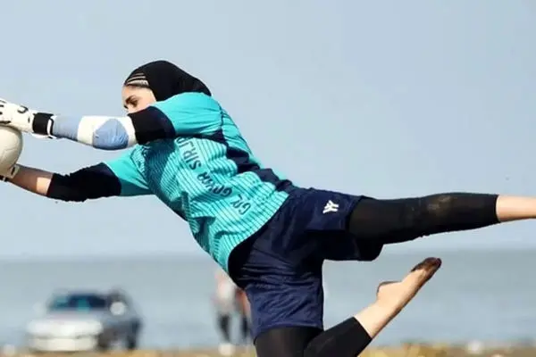دروازه بان خوش تیپ تیم ملی فوتبال زنان ایران را ببینید (عکس)