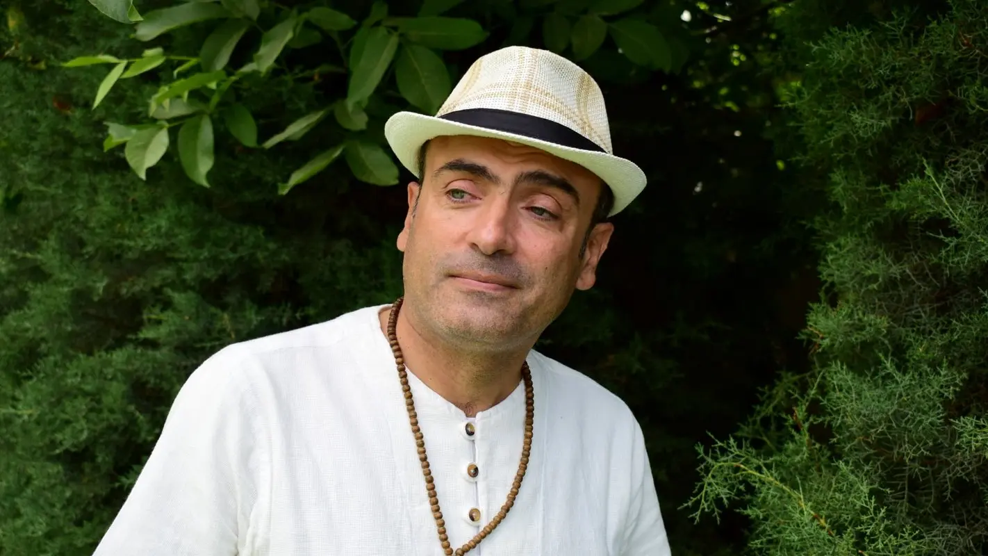 حسین محبی کیست؟ نگاهی به زندگی شاعر، نویسنده و کارگردان سرشناس 