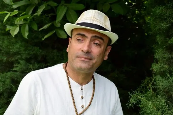 حسین محبی کیست؟ نگاهی به زندگی شاعر، نویسنده و کارگردان سرشناس 