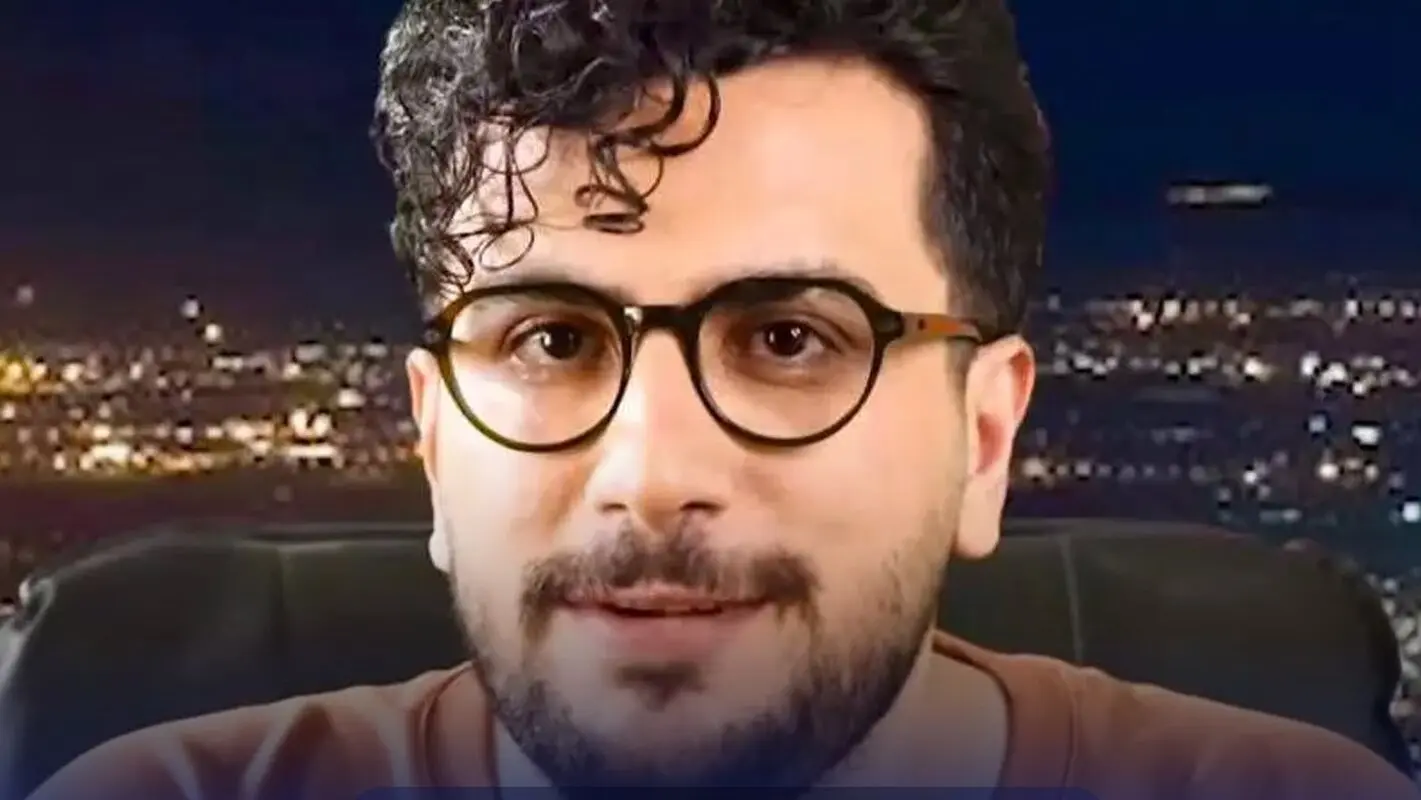 عکس قدیمی: کودکی امیرحسین قیاسی در حال لواشک خوردن با دایی قدبلندش!