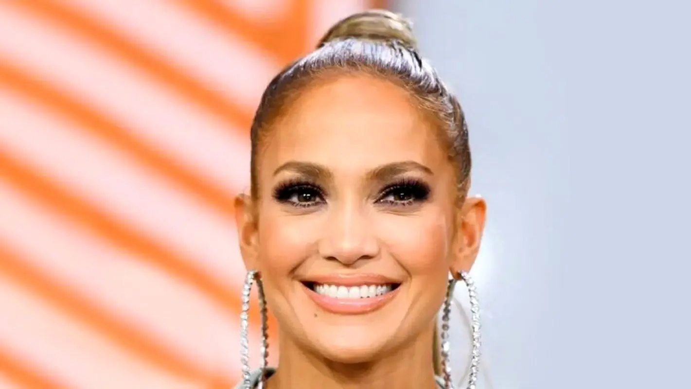 جنیفر لوپز دوباره موی به هم ریخته و نیمه باز را ترند کرد (عکس)