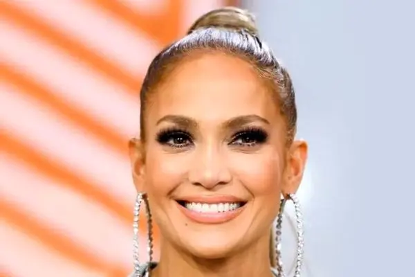 جنیفر لوپز دوباره موی به هم ریخته و نیمه باز را ترند کرد (عکس)