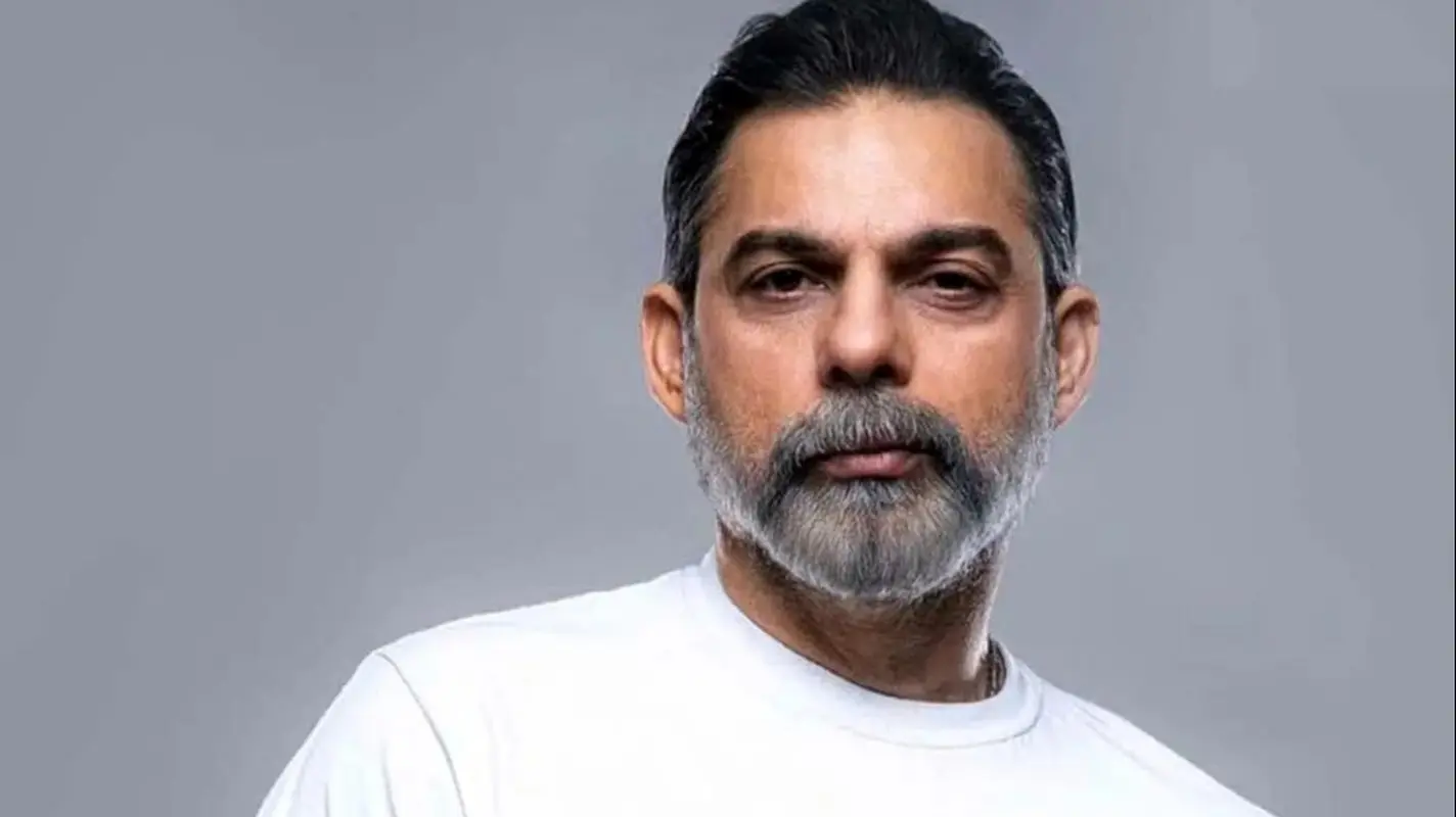 قابی ماندگار از آقای بازیگر معروف در آغوش مادربزرگش /شغل مادرش را می دانید؟ 