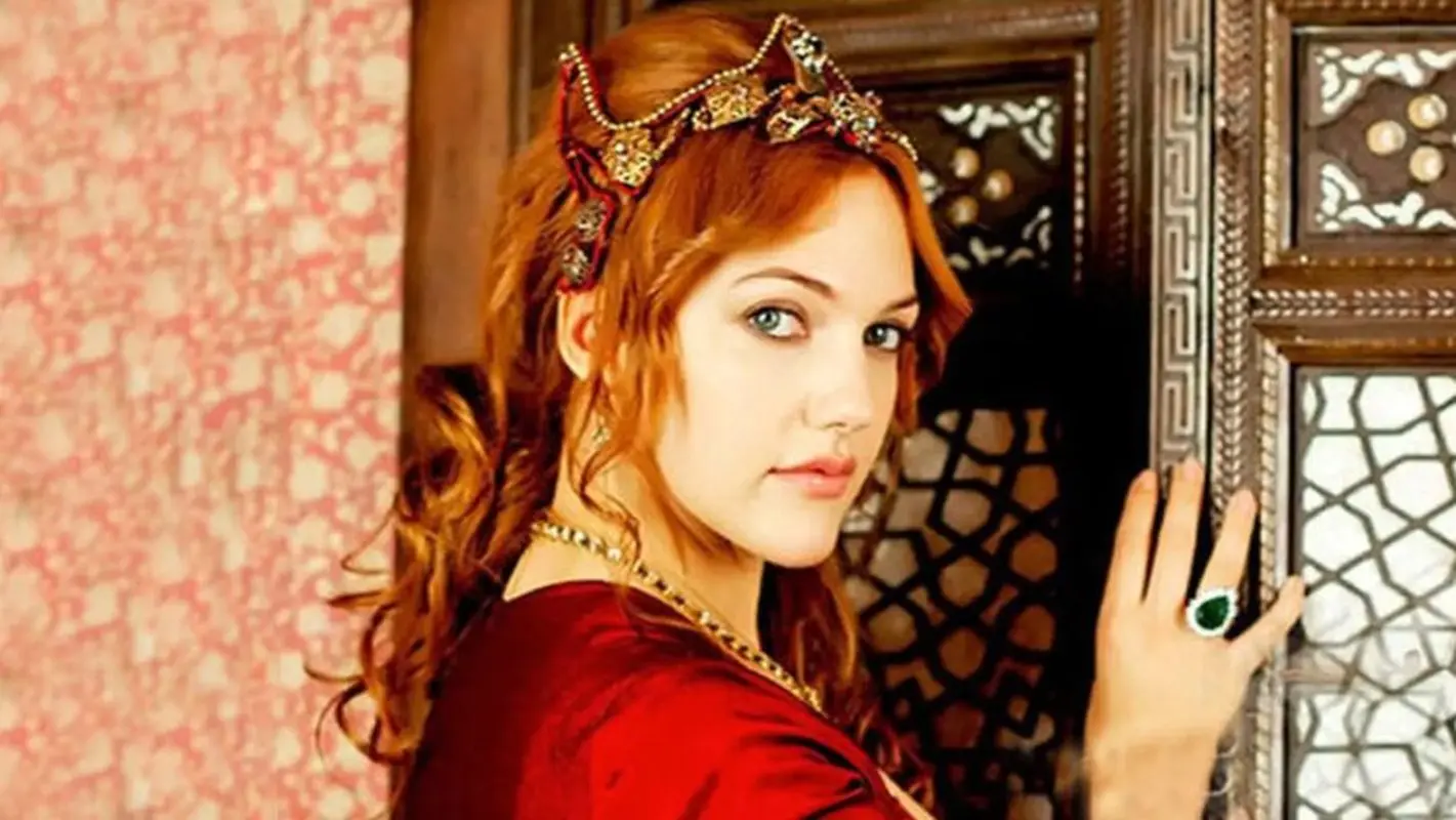 خرم سلطان با استایل کریسمسی مشکی؛ تور طرحدار سوپر شیک!