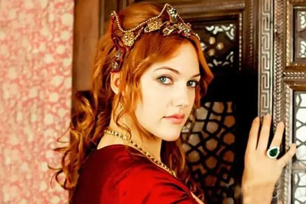 خرم سلطان با استایل کریسمسی مشکی؛ تور طرحدار سوپر شیک!