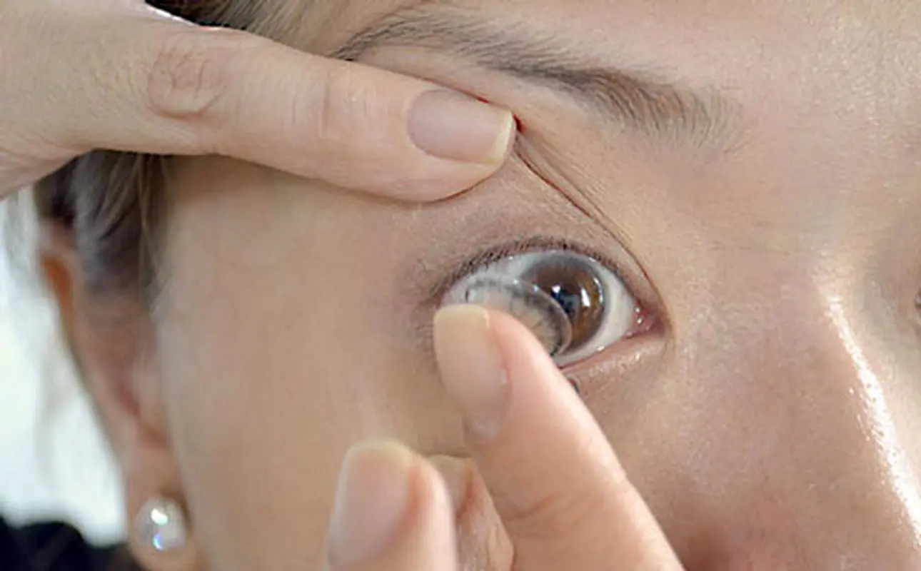 عوارض استفاده از لنزهای رنگی، خانم‌ها مراقب باشید!