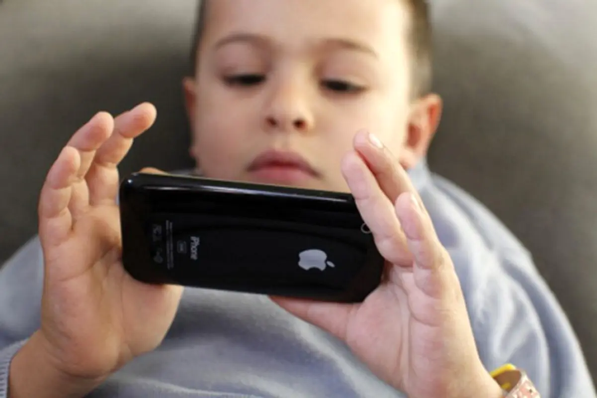 موبایل برای کودکان، مفید است یا مضر؟