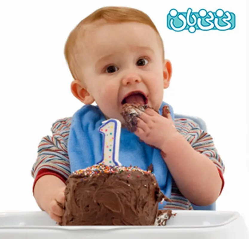 عکس یادگاری کودک، صورتش کیک خورده یا خودش