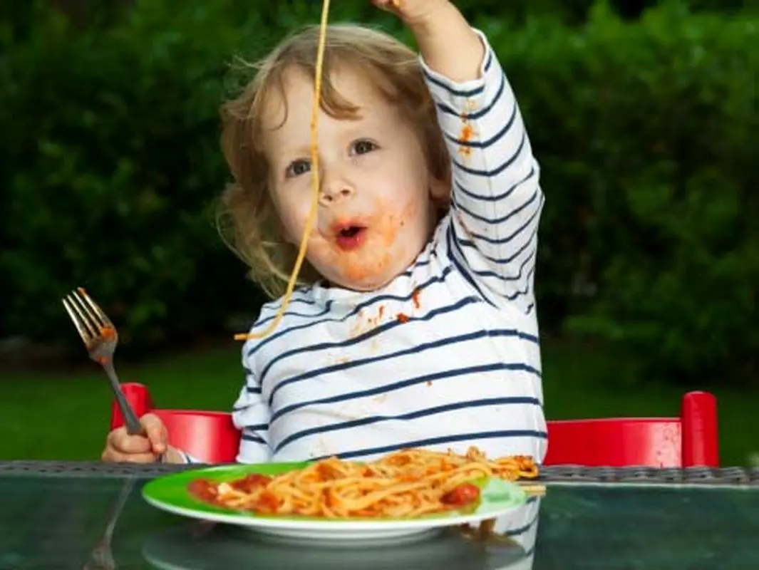 غذا دادن به کودک، میشه بازی کنه؟