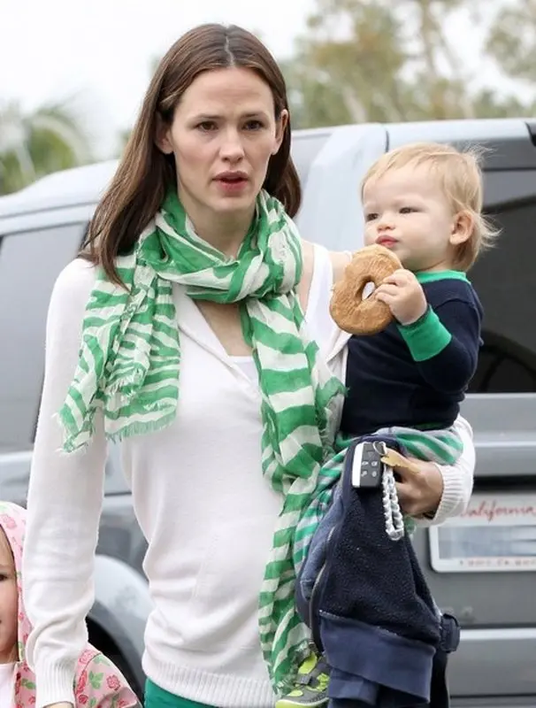 ستاره های هالیوود و شیر دادن به نوزادان مشهورشان