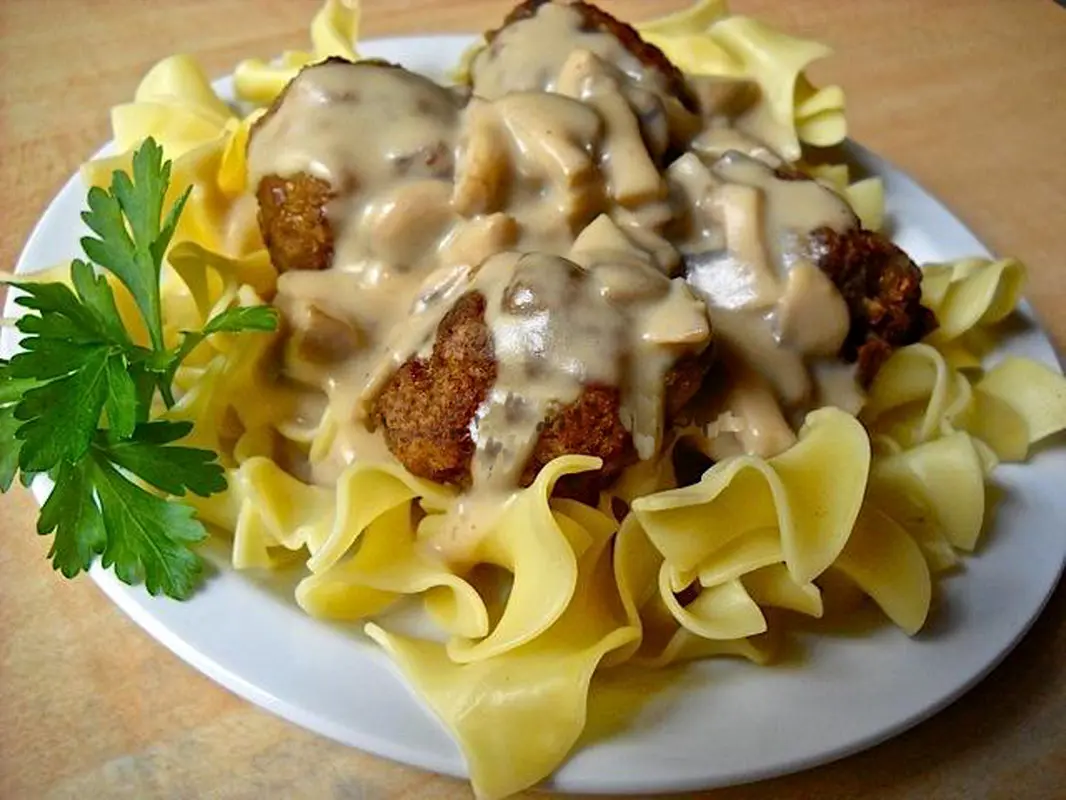 غذای خوشمزه برای کودک، استراگانف با کوفته ریزه