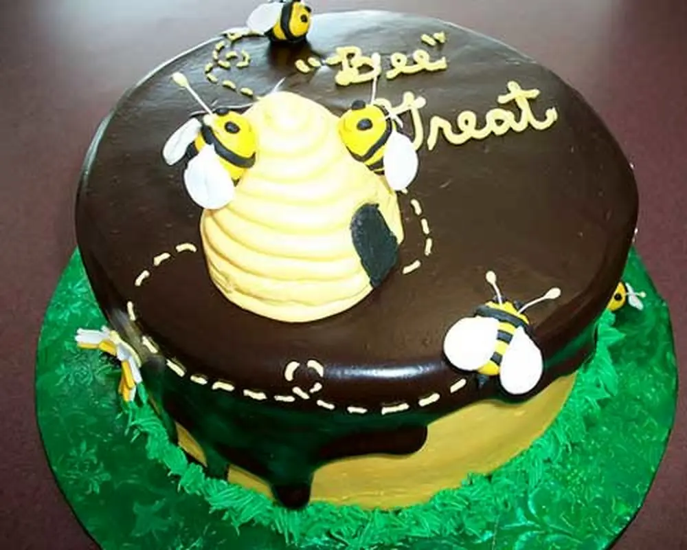 کیک تولد زنبوری برای کودکان