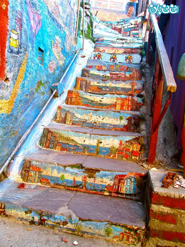 پله‌هایی که تابلوی نقاشی شده اند