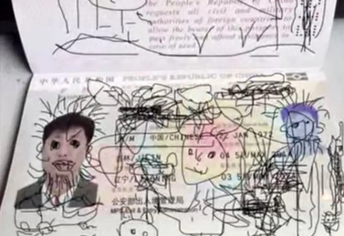 نقاشی کودک چهار ساله، روی پاسپورت پدرش