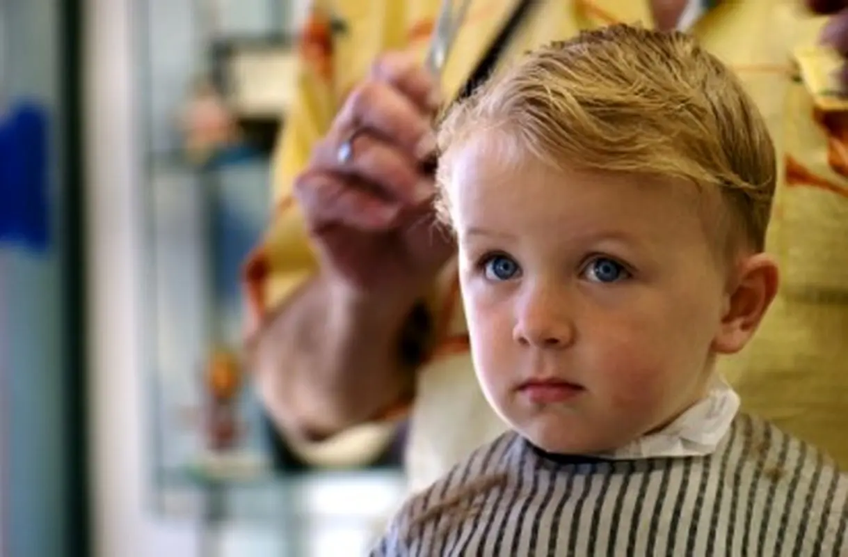 روش کوتاه کردن موی کودکان، اولین آرایشگاه