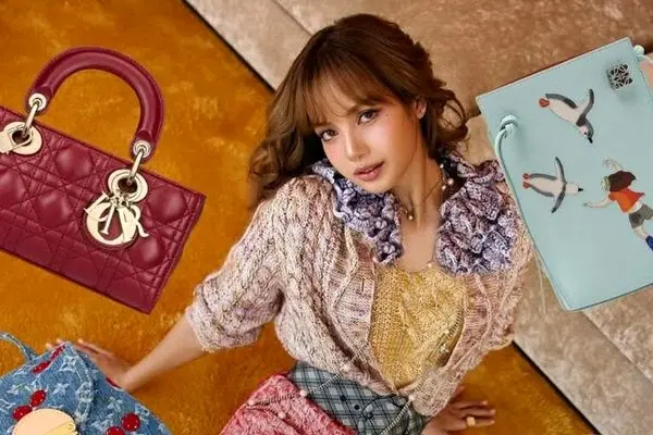 ستاره ای که با تبلیغ کیف پولدارتر میشود (تصاویر)