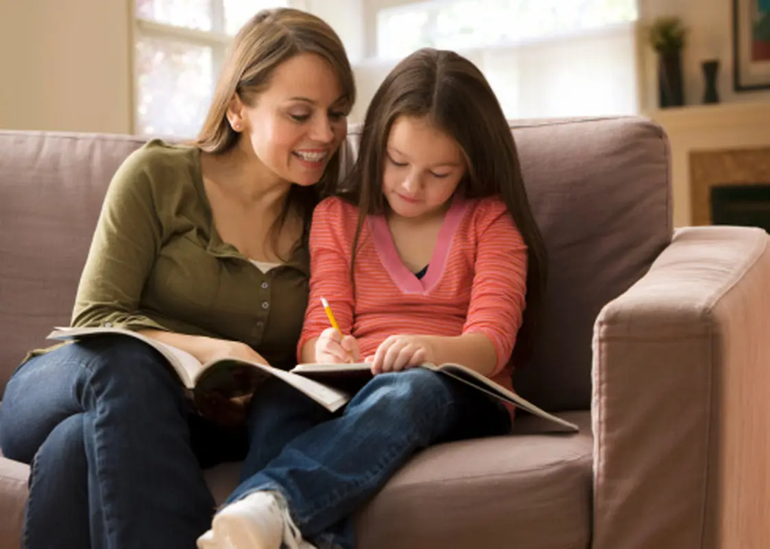 اشتباهات تربیتی والدین، تحسین و سرزنش