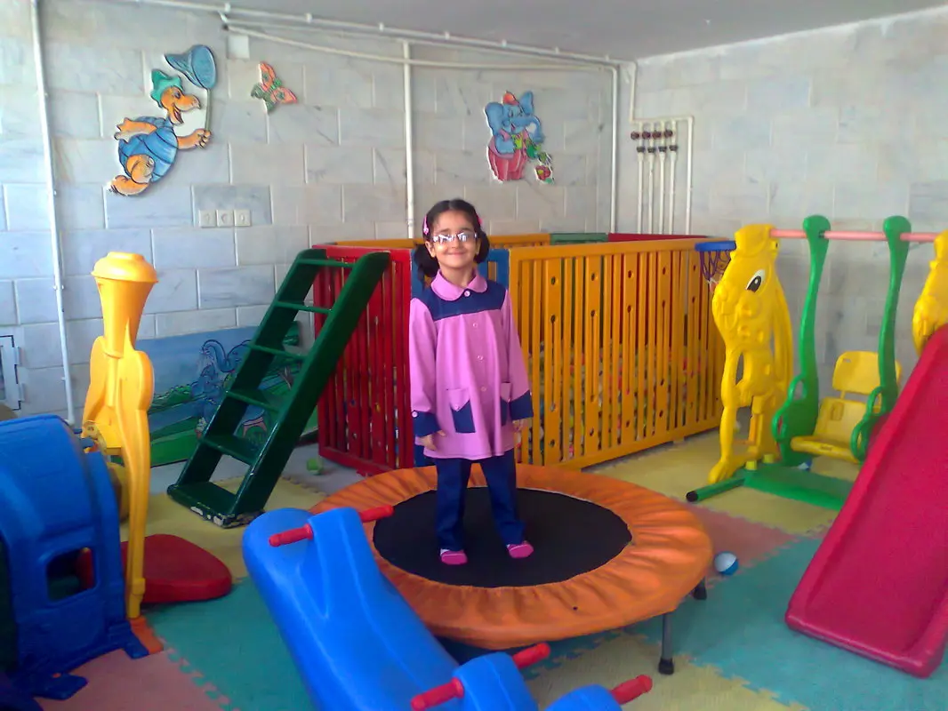 مهد کودک رفتن بچه ها، بازی و آموزش