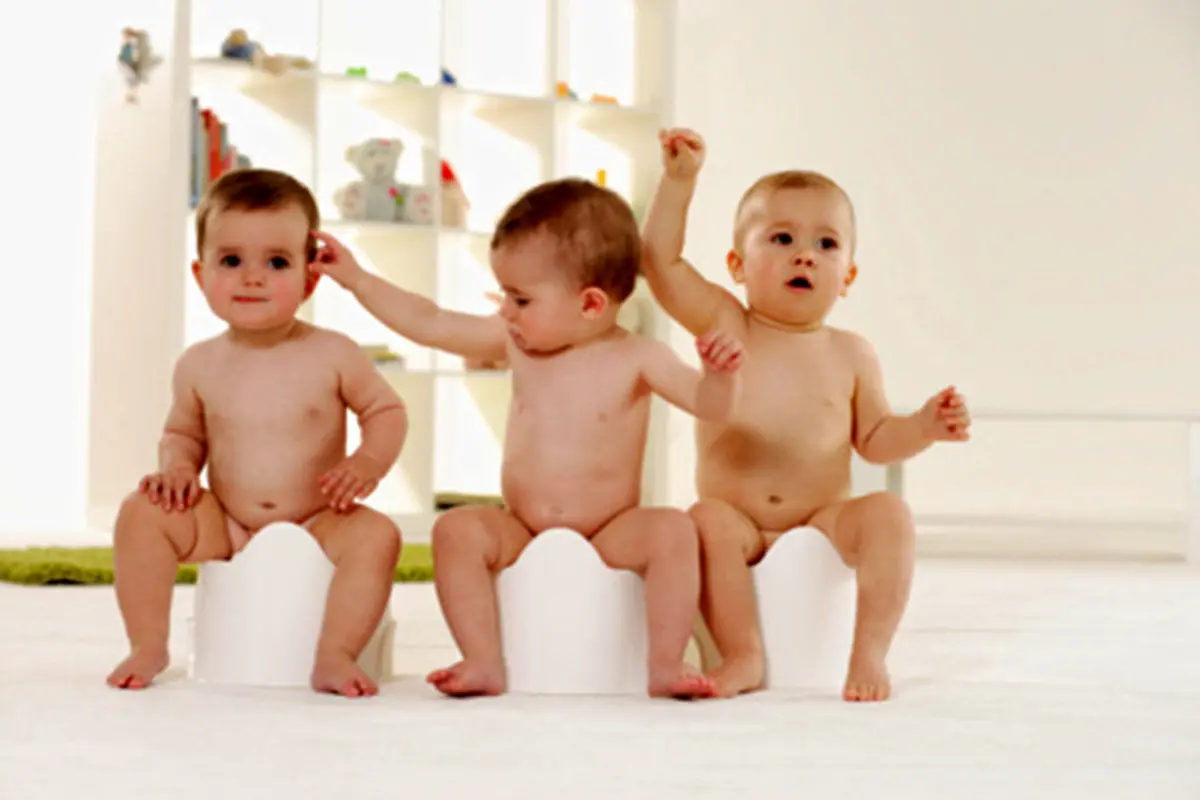 کنترل ادرار در کودکان، تفاوت های دختر و پسر