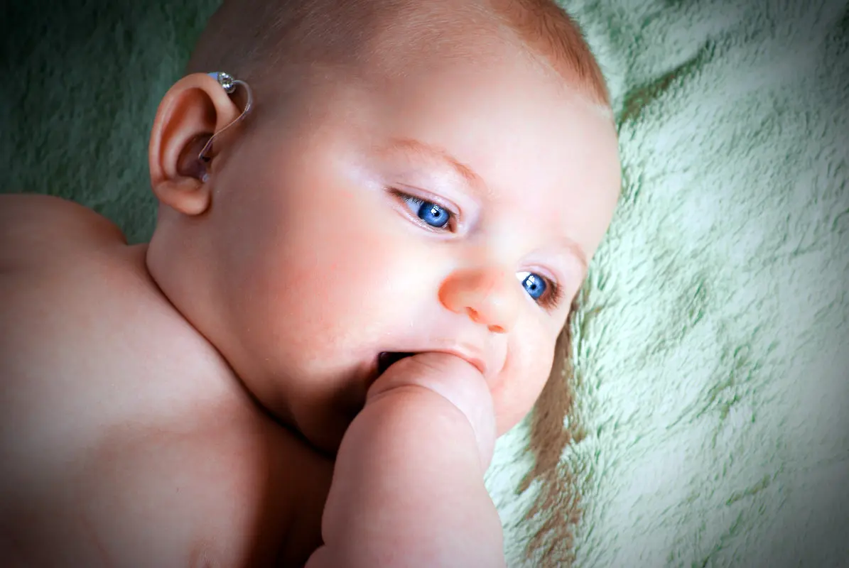 غربالگری شنوایی نوزادان، اولین ساعات پس از تولد