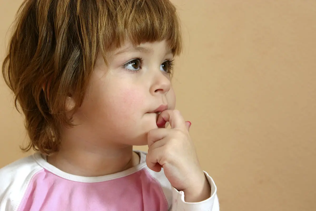 با ناخن جویدن کودک چه کنیم؟