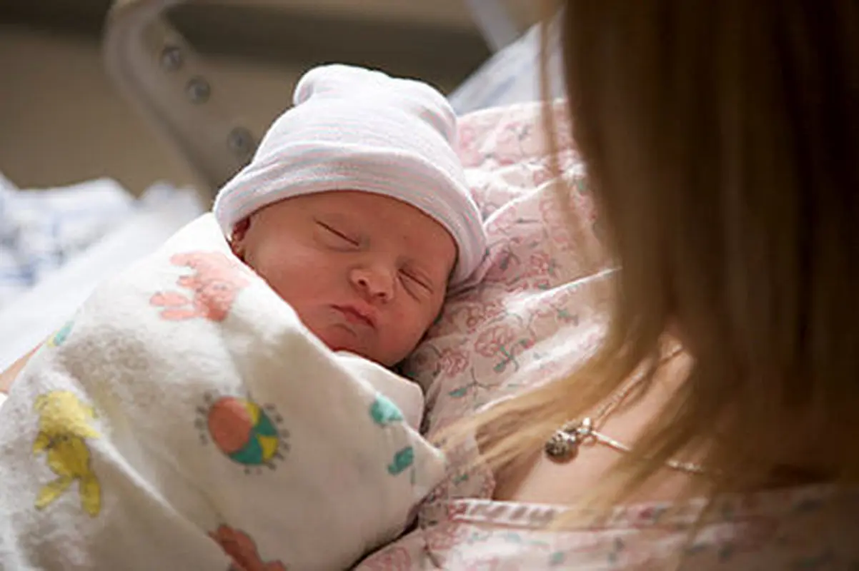 زایمان طبیعی در آب، فواید و مزایا