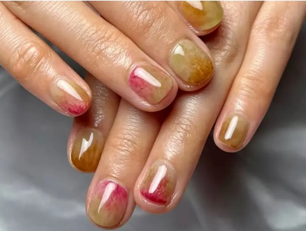 2 رنگ ترند شده برای ناخن در بهار 2025 (عکس)