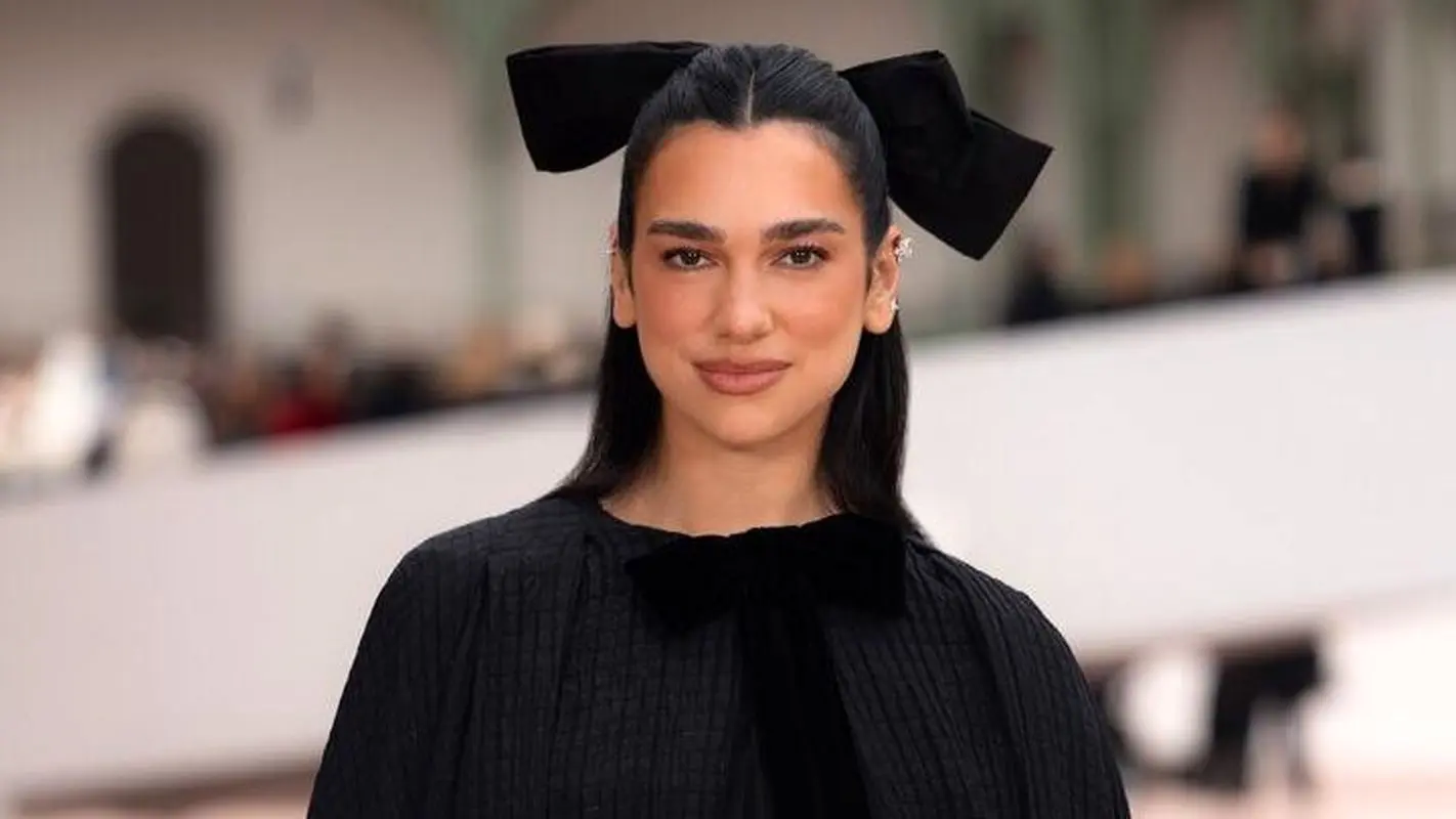 دوآ لیپا و نامزدش با این استایل به تماشای فوتبال رفتند (عکس)