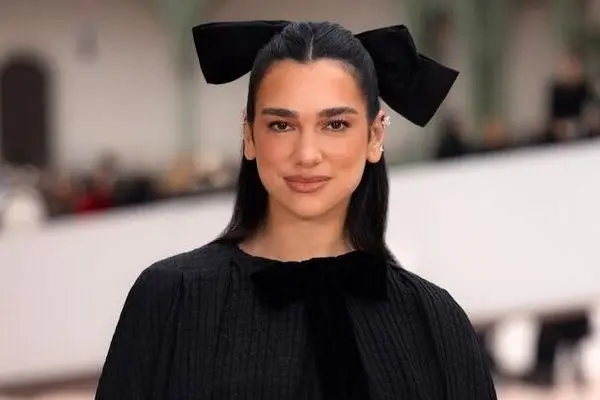 دوآ لیپا و نامزدش با این استایل به تماشای فوتبال رفتند (عکس)