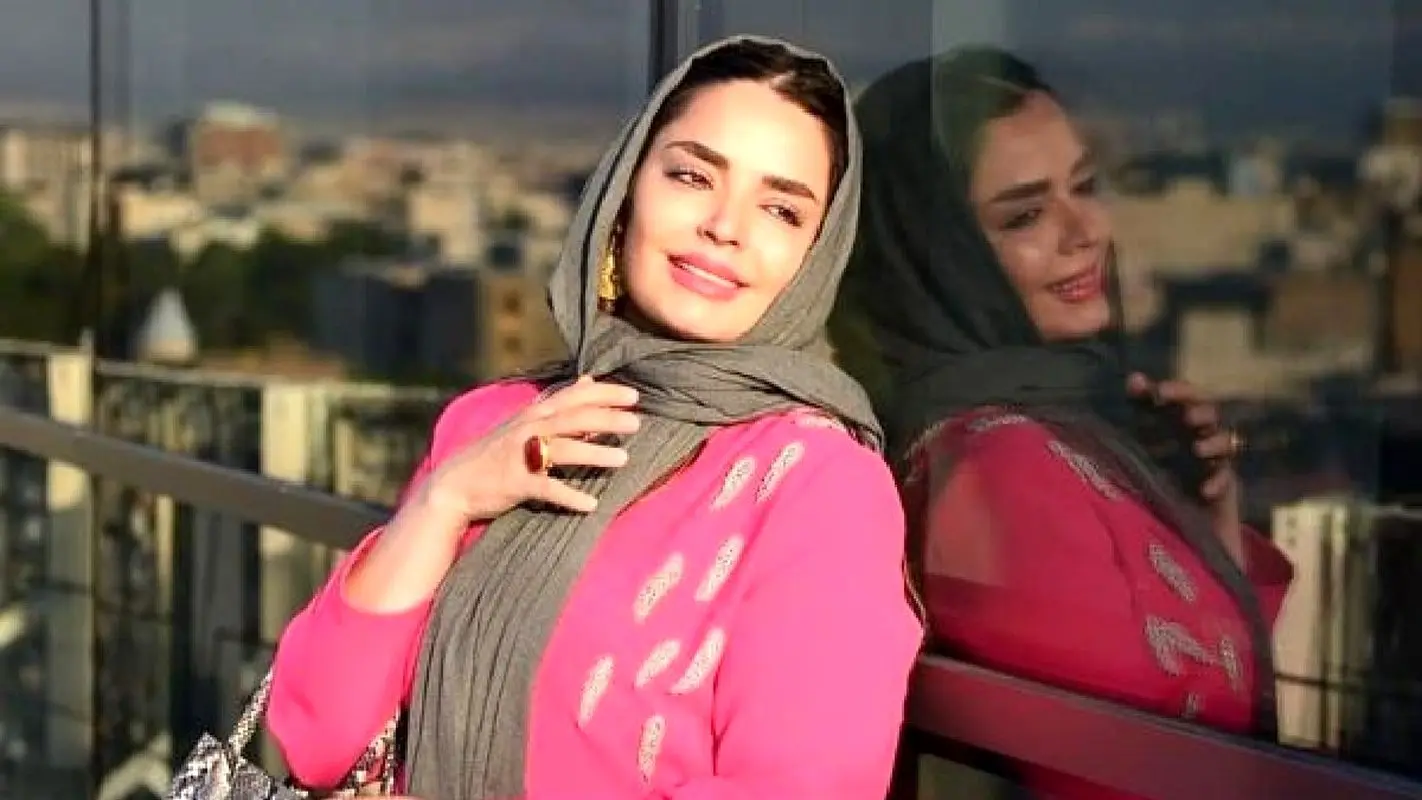 این خانم بازیگر عشق عکاسی در آسانسوره به همراه پسرش + عکس