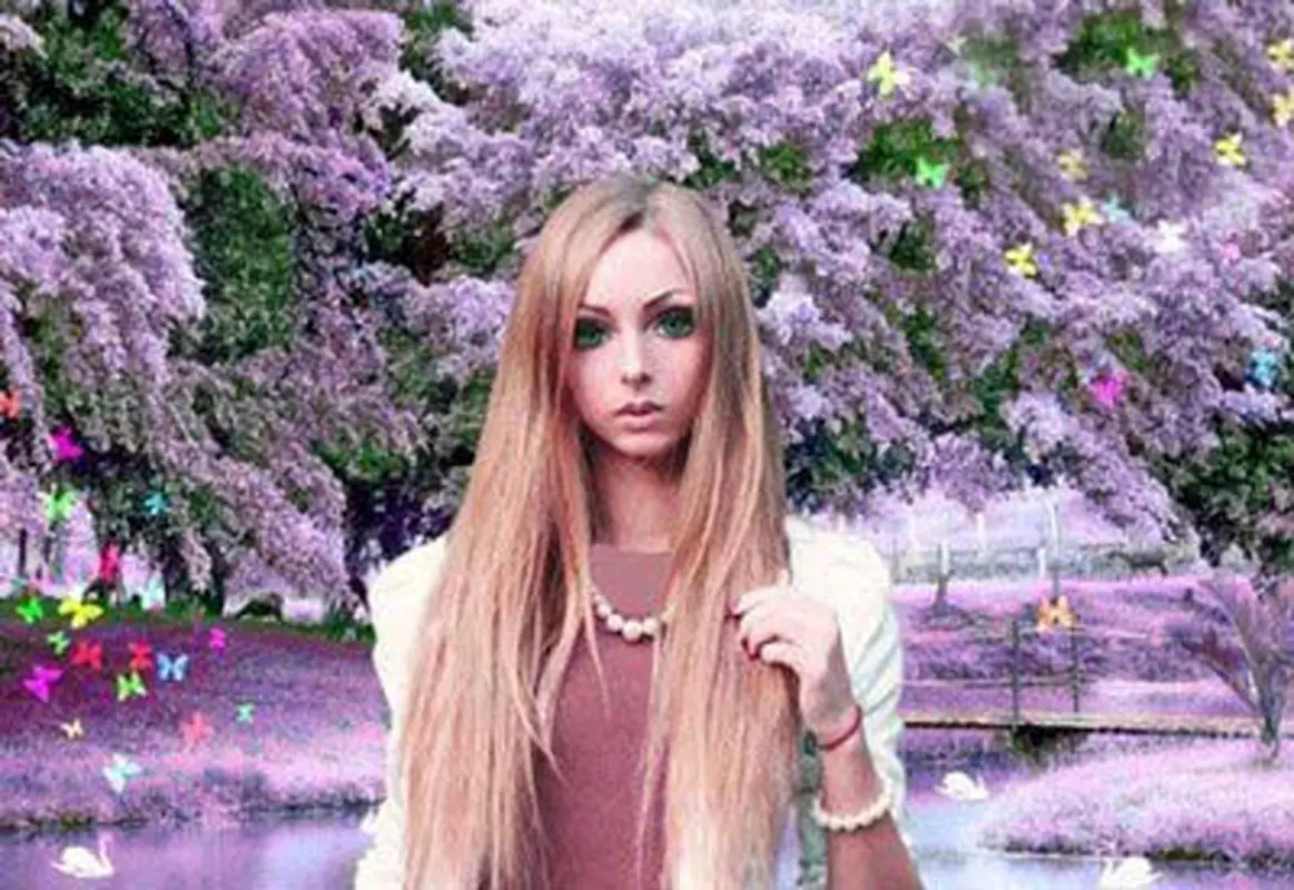 عروسک باربی زنده، عمل زیبایی در دختران