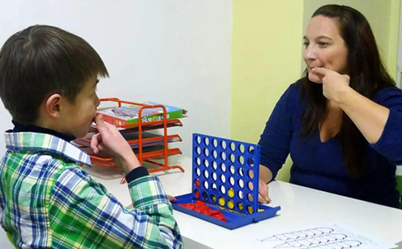 چگونه لکنت زبان کودکان را درمان کنیم؟