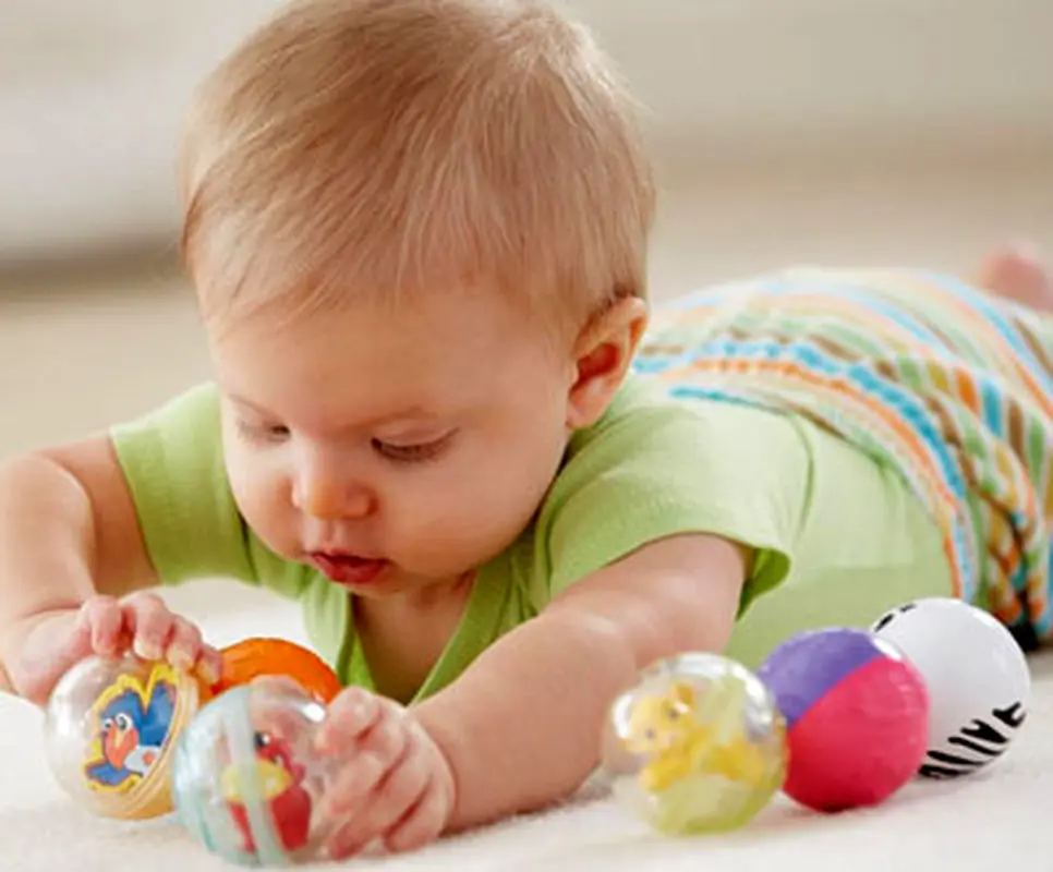 اسباب بازی نوزاد، بخوانید و مراقب باشید