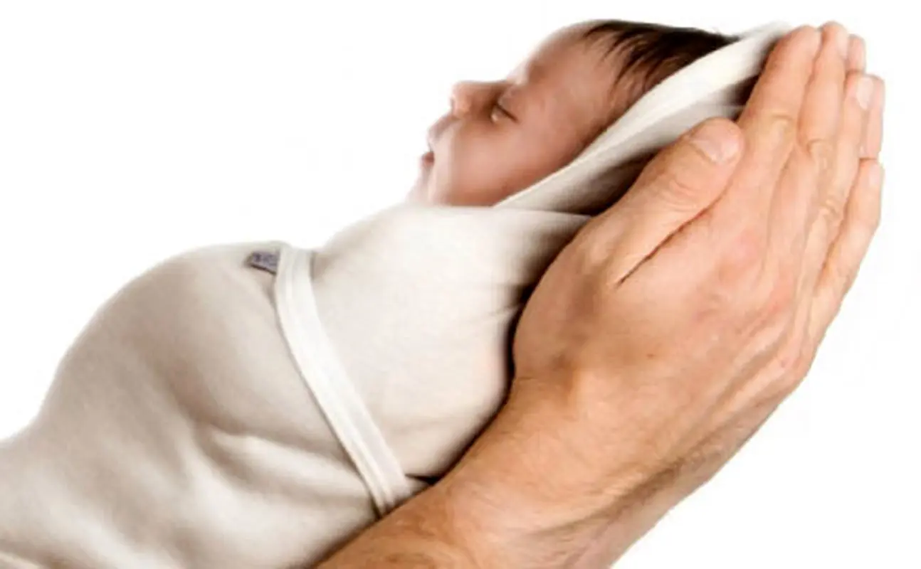 چرا در گوش نوزاد، اذان می‌گویند؟