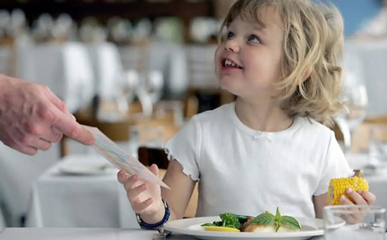آموزش غذا خوردن به کودکان، چگونه؟
