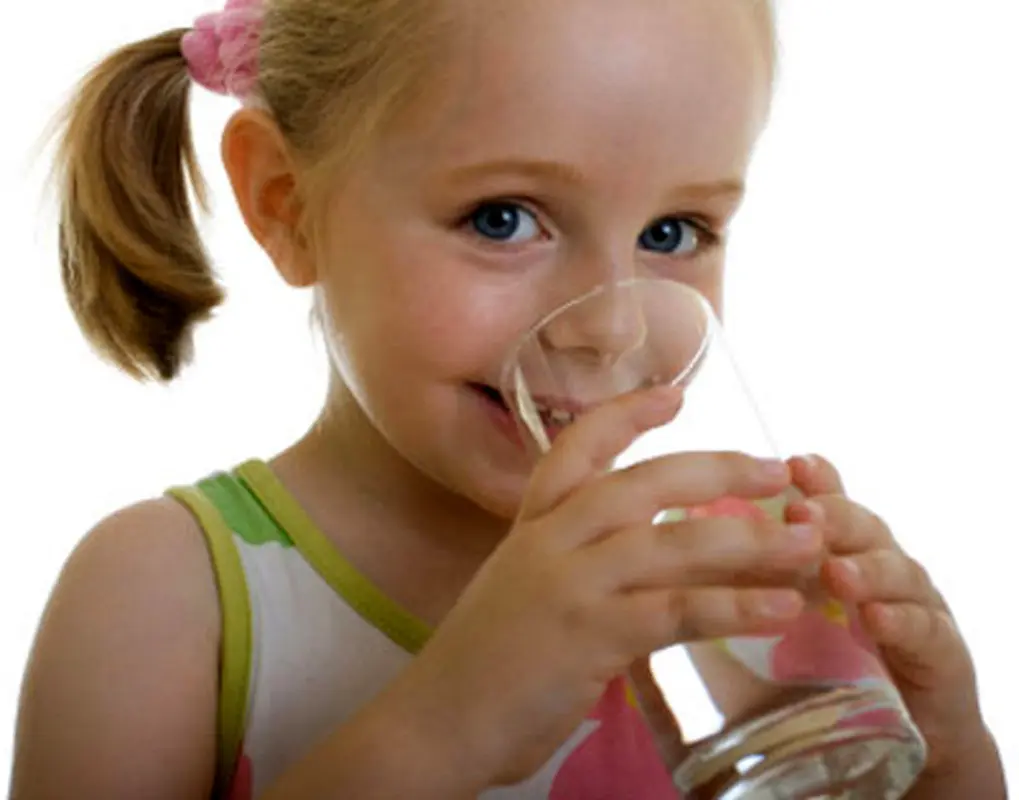 فواید خوردن آب برای کودکان، مناسبترین نوشیدنی