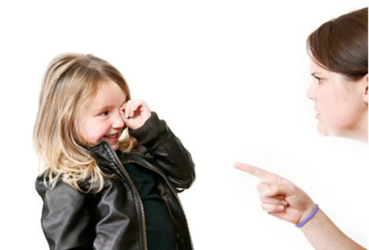 تنبیه کودک در جمع، صحیح است؟