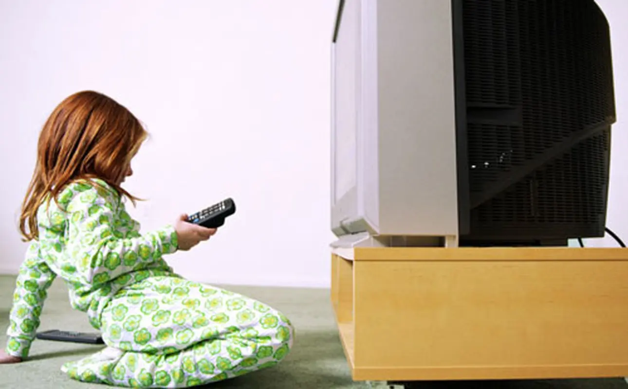 دیدن تلویزیون در کودکان، چه برنامه‌هایی مناسبه؟
