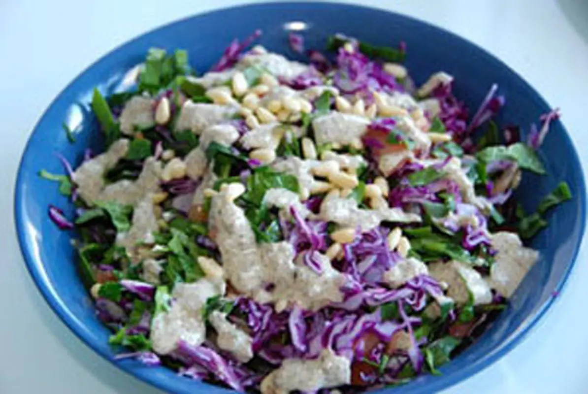 تهیه سالاد کلم، خانم‌های خانه‌دار بخوانند