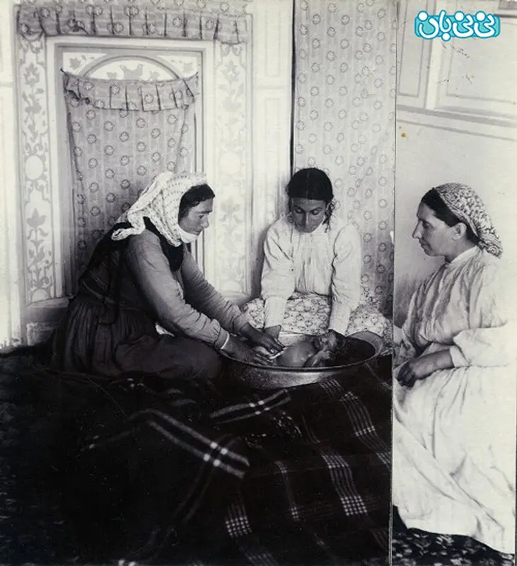عکس شستن نوزاد، زمان قاجار